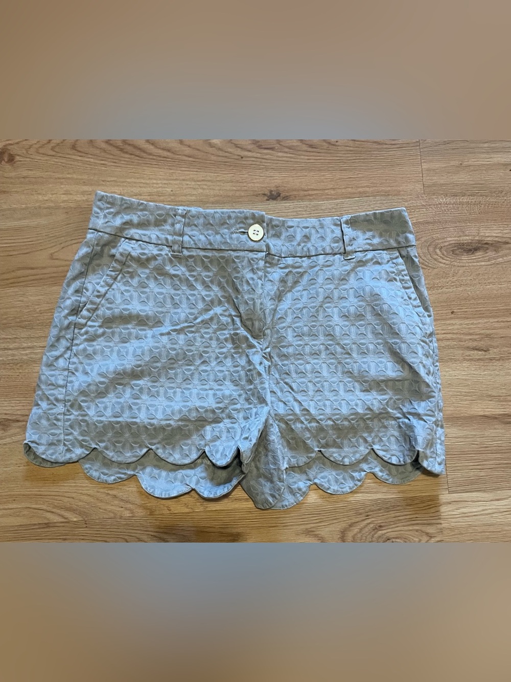 crown & ivy Light Gray Scallop-Hem Textured Shorts cottage